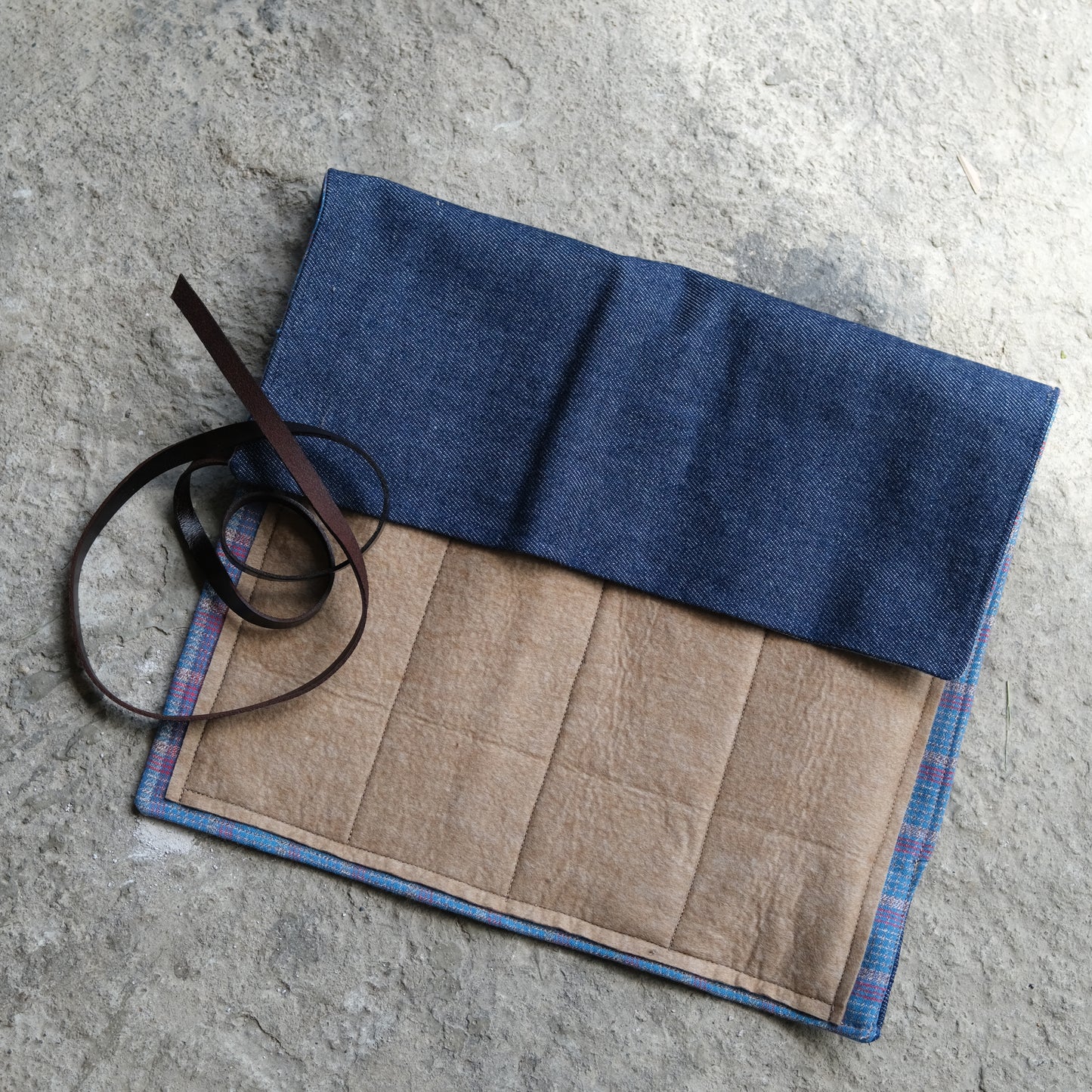 POCHETTE COUTEAUX • DENIM, BLEU & ROUGE