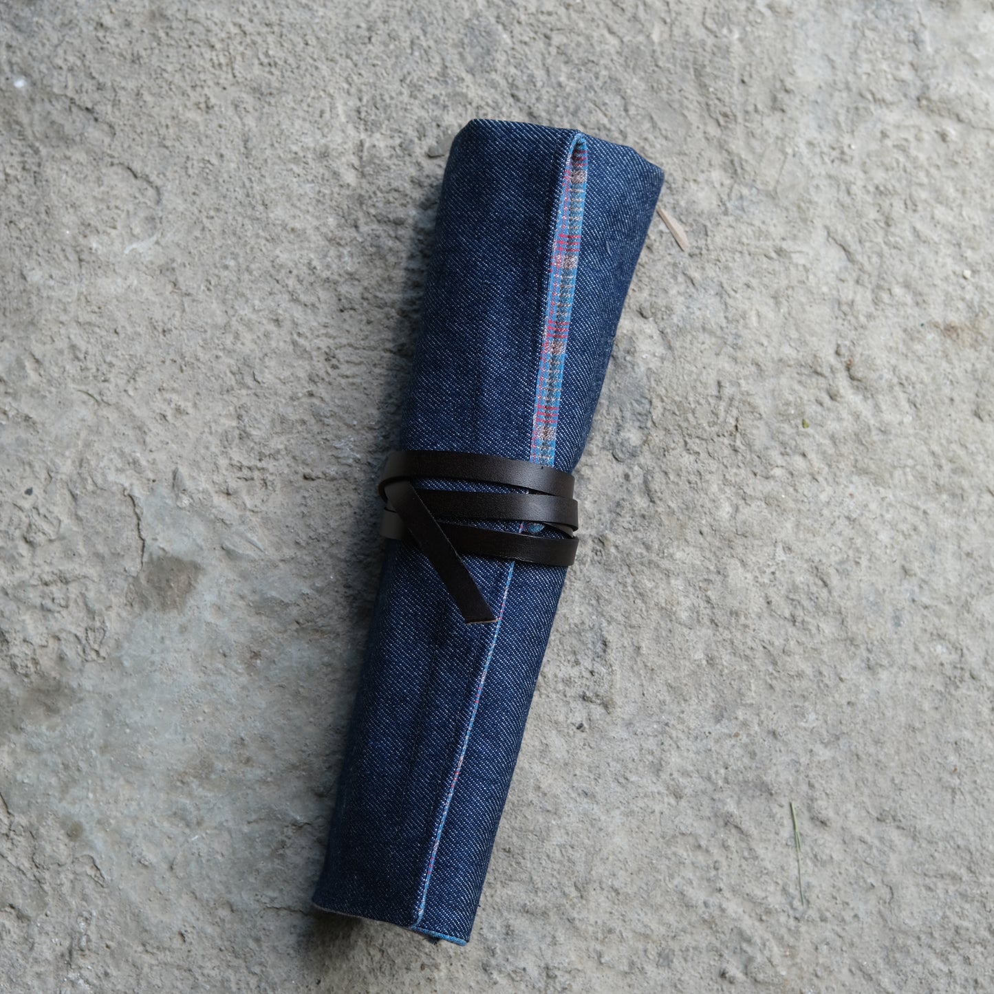 POCHETTE COUTEAUX • DENIM, BLEU & ROUGE